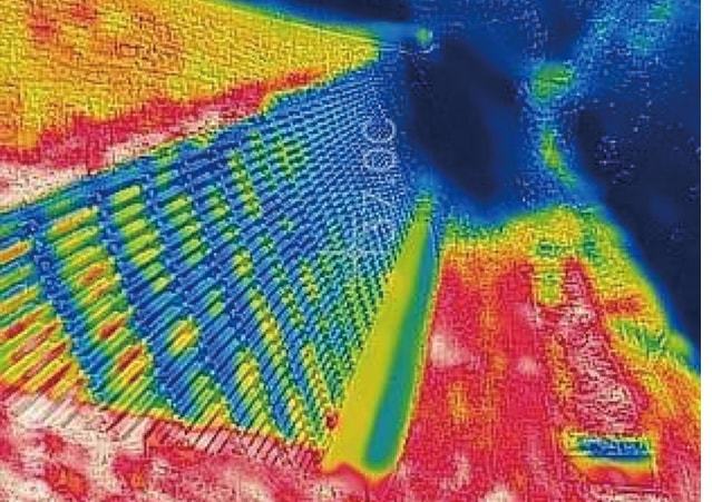 サーモカメラで木材の温度を可視化している